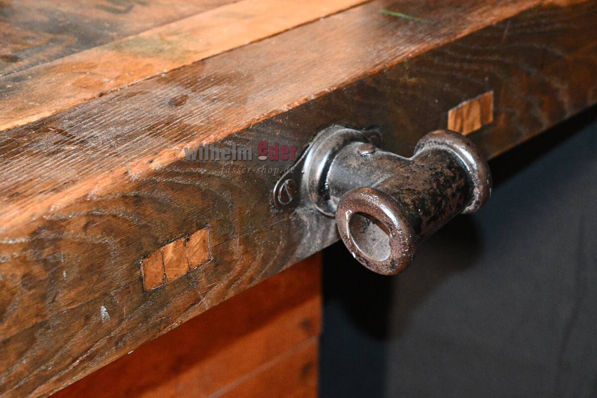 hobelbank_mit_faessern_edelstahlblase_ausschank_11