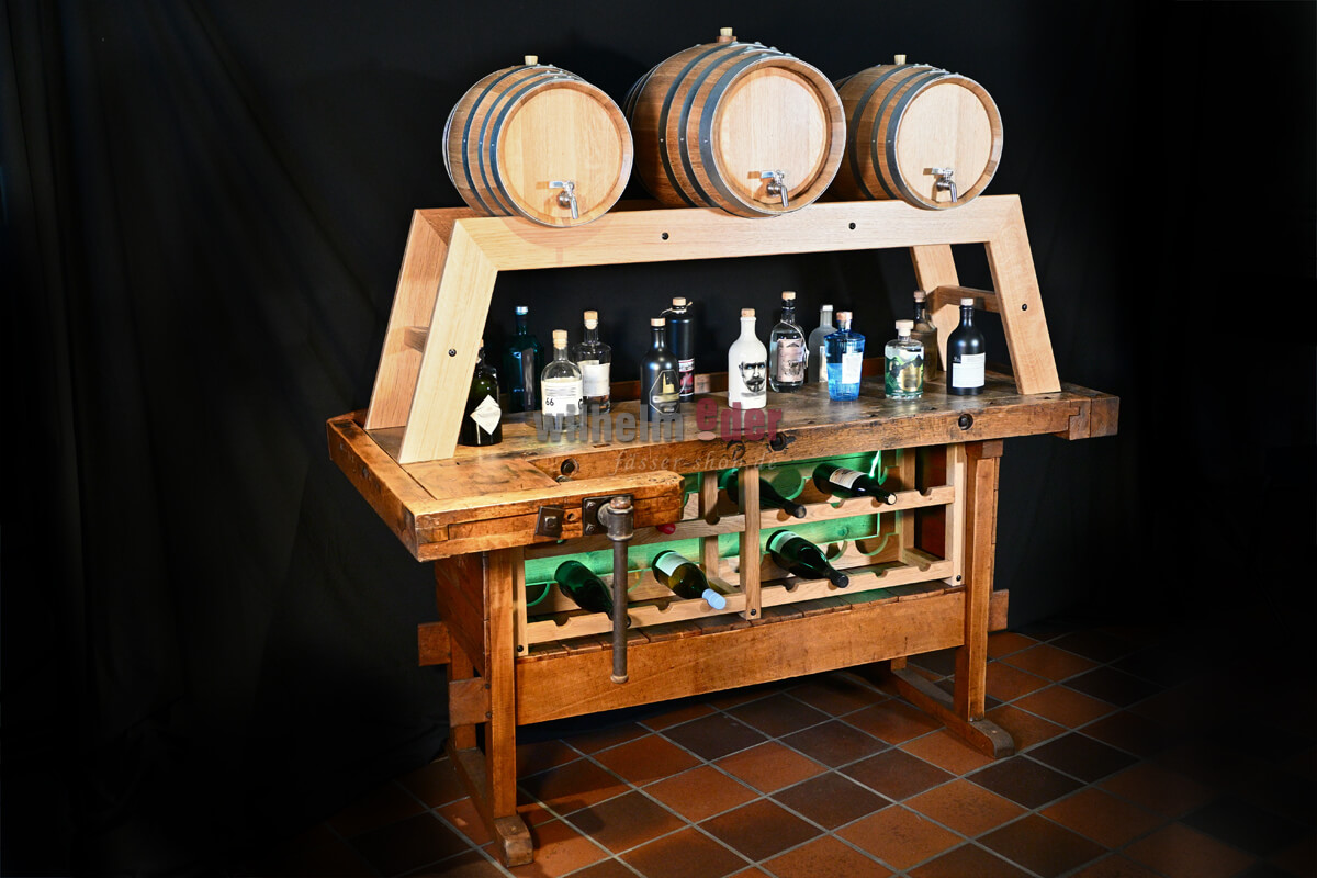 hobelbank_mit_faessern_edelstahlblase_ausschank_2 Arrangement de comptoir - banc de rabotage avec fûts et étagère à bouteilles