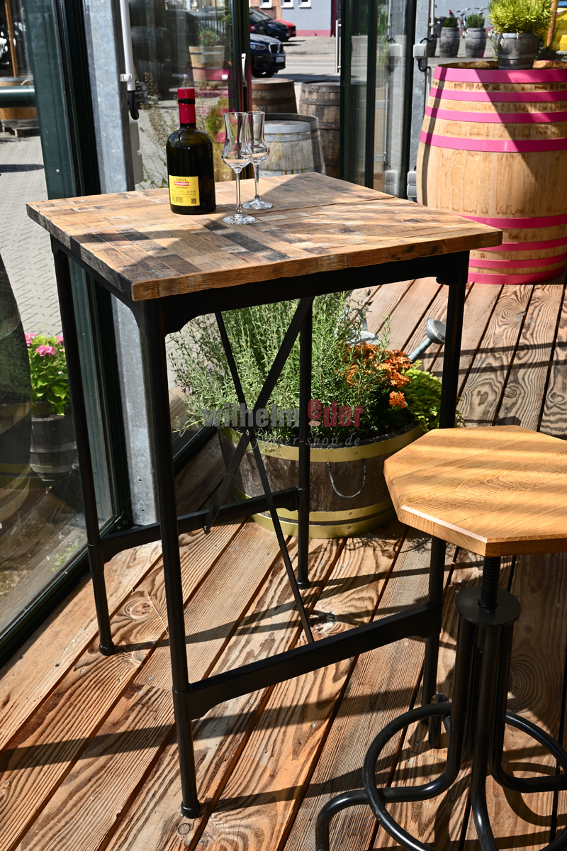 stehtisch_weinfassdauben_2 Table de bar avec revêtement en bois de tonneau